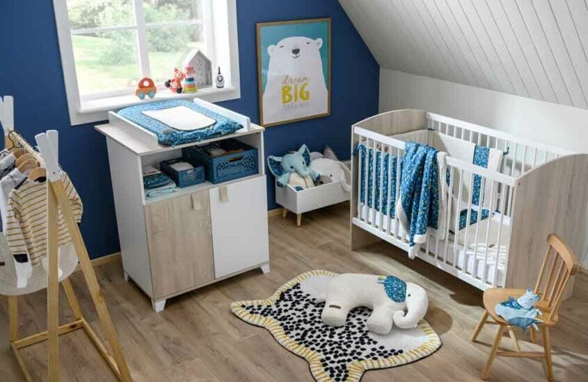 Chambre de bébé : peinture ou papier peint ?