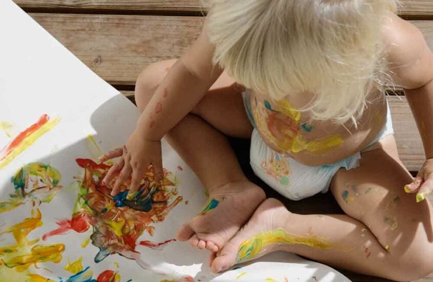 Comment apprendre les couleurs à bébé grâce au jeu ?