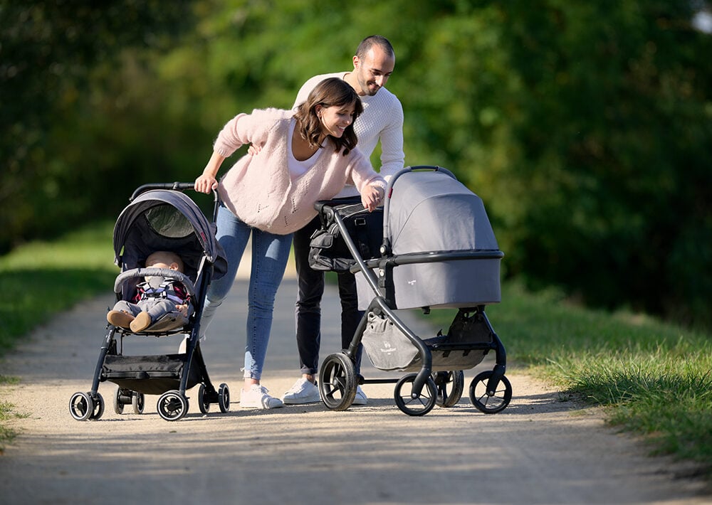 Quand votre enfant peut-il être face à la route dans une poussette