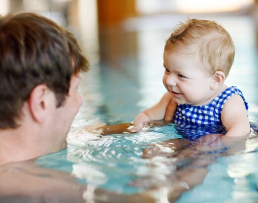 Emmener bébé à la piscine : comment s'organiser ?