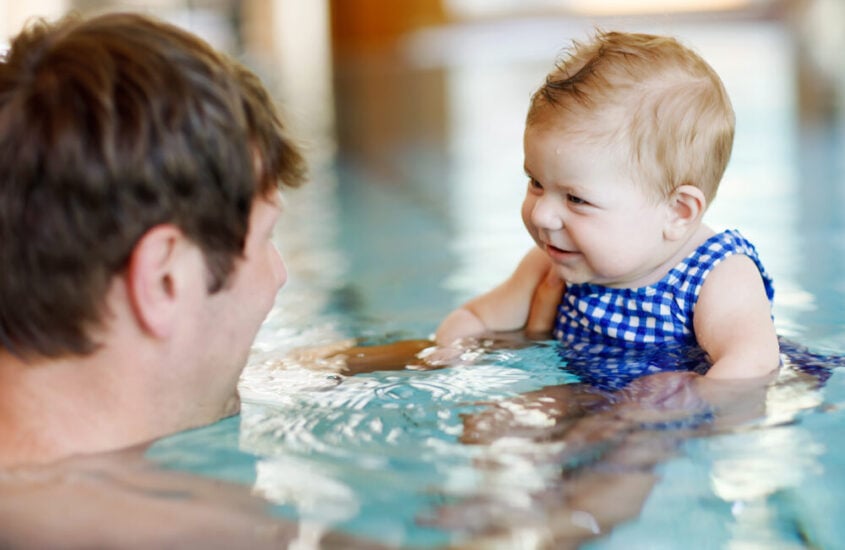Emmener bébé à la piscine : ce qu’il faut savoir