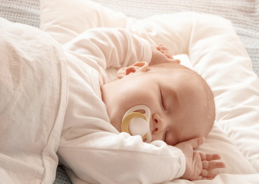 Coussin bébé : quand bébé peut-il avoir un oreiller ? 