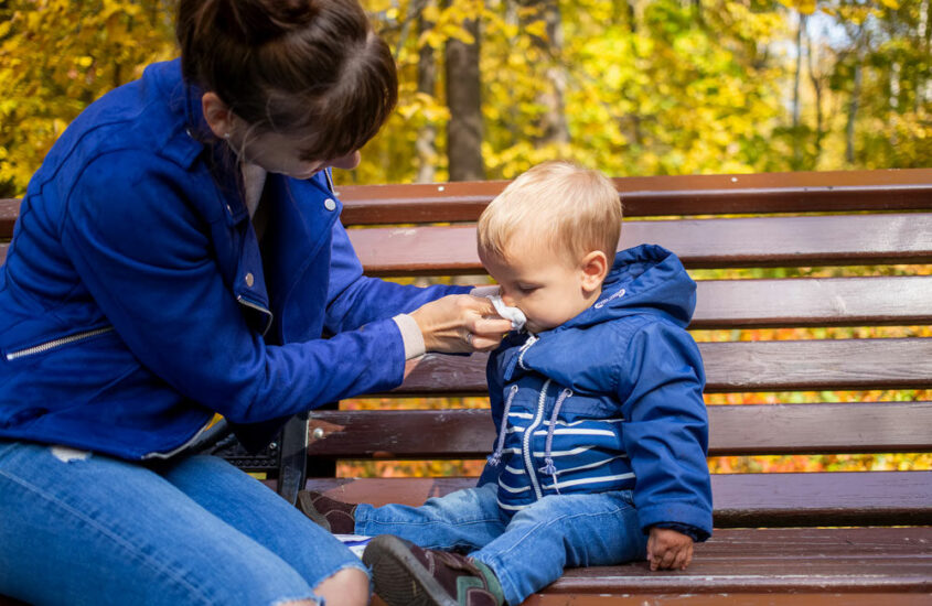 Comment bien laver le nez de bébé ?