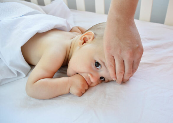 Votre bébé est malade ? On vous explique comment prendre sa température.