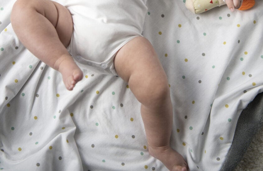 Arrivée de bébé : comment préparer son premier enfant ?