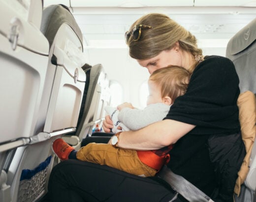 Voyager avec un bébé : quels papiers, dans quels cas