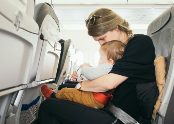 Voyager avec un bébé : quels papiers, dans quels cas