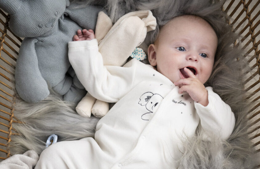 Bruit blanc bébé : la solution miracle pour l’endormir facilement ?