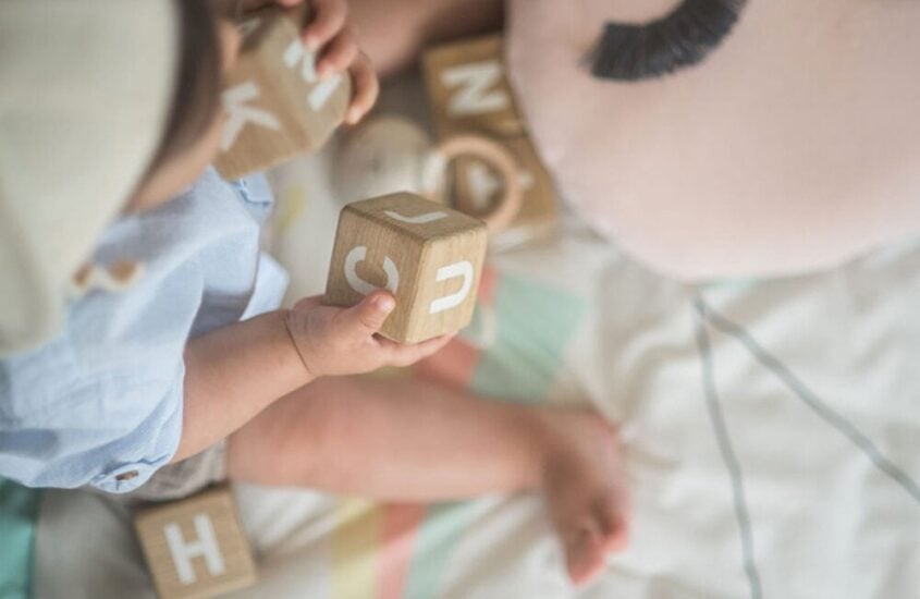 À quel âge bébé s’assoit seul ?