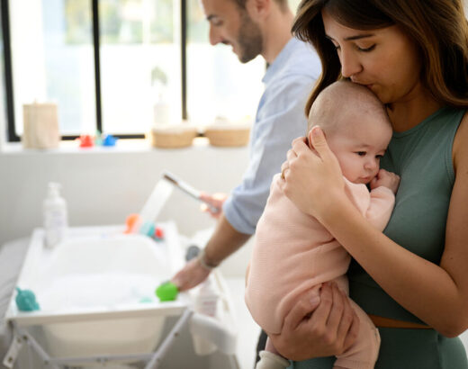 Quand et comment donner le premier bain de bébé ?