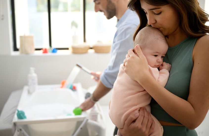 Premier bain de bébé : quand le lui donner et comment ?