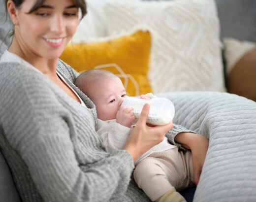 À quel bébé tient son biberon ?