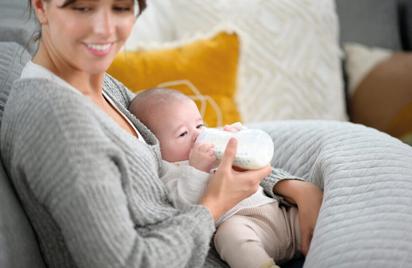 À quel âge bébé tient-il son biberon seul ?