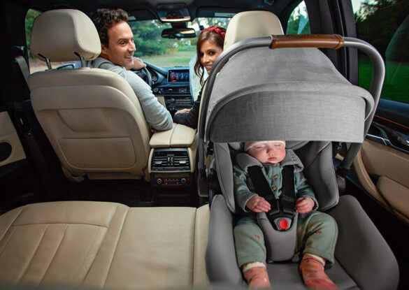 Est-ce qu'il faut installer bébé devant ou derrière en voiture ?