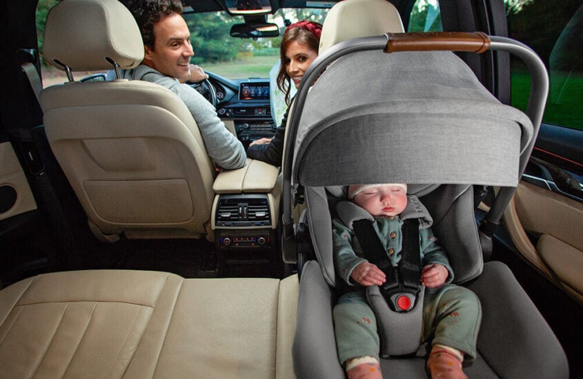 Bébé en voiture : devant ou derrière ?