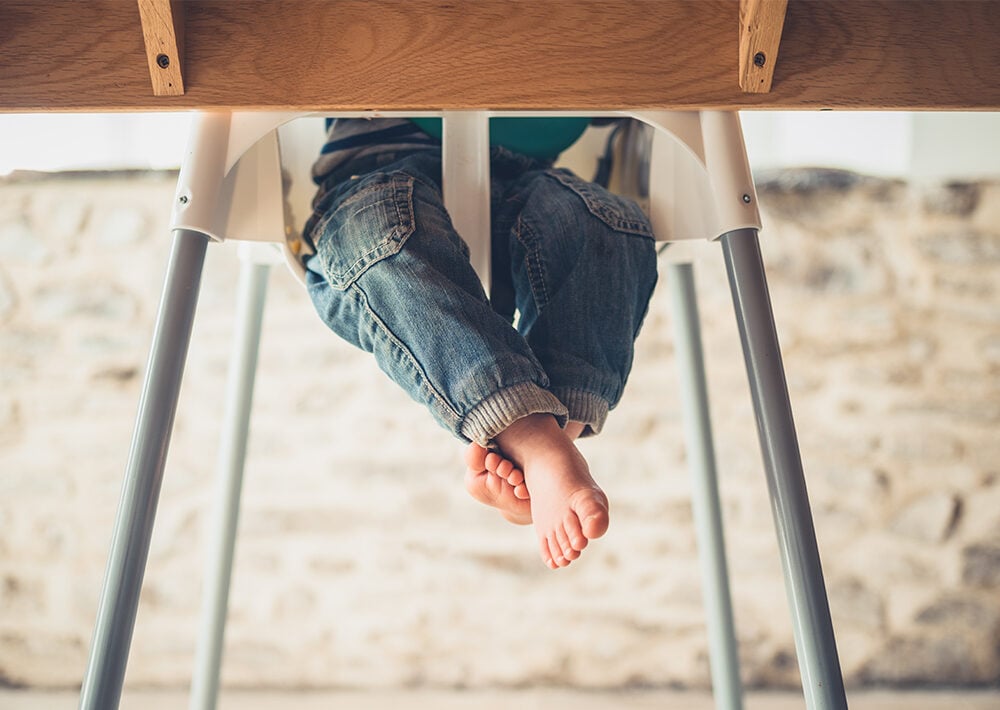 garçon pleure de douleur. l'enfant se cogne la tête contre le