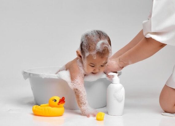 Hygiène et soin bébé : la toilette bébé de 0 à 6 mois - Aubert