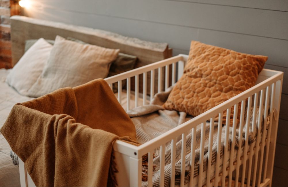 Doit-on placer un oreiller dans le lit de bébé ?
