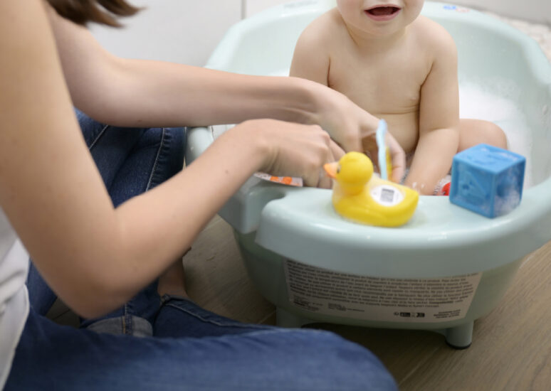 Bain, soins : la toilette de bébé entre 0 et 6 mois