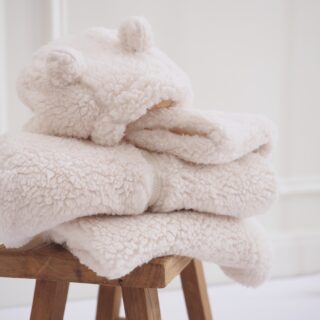 Enveloppez votre petit bout dans un cocon de chaleur avec cette jolie veste à capuche en fourrure molletonnée 🤩

Douce comme un câlin et chaude comme un rayon de soleil, c'est un indispensable pour l'hiver !

Découvrez toute la collection Golden Winter de la marque P'tit bisou en magasin et sur aubert.com

#aubert #vestebébé #naissance #baby #bebe #naissance2023