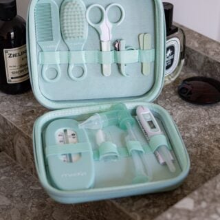 🧸💚 Tout le nécessaire pour chouchouter bébé, partout avec vous ! 
Légère, compacte et ultra pratique, la trousse de soin Maïka rassemble tous les essentiels pour prendre soin de bébé dès la naissance :
✅ Coque résistante et légère
✅ Format compact pour un rangement malin
✅ 9 accessoires indispensables

#Maika #TrousseDeSoin #Aubert #PrendreSoinDeBébé #ParentsOrganisés #EssentielsBébé #BébéBienSoigné