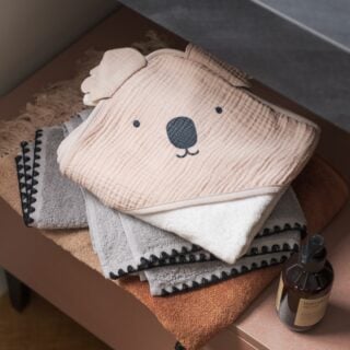 🛁 Après le bain, place à la tendresse…

Enveloppez votre petit bout dans une bulle de douceur avec la cape de bain koala Maïka 💛
Moelleuse, absorbante et irrésistiblement craquante, elle transforme chaque sortie de bain en moment câlin inoubliable.

On fond pour ses petites oreilles adorables et sa texture ultra douce… 🐨✨

#Maïka #CapeDeBain #MomentsToutDoux #Aubert #SortieDeBain #Douceur #Koala #ToutMignon #CocooningBébé #BébéHeureux #ParentsOrganisés
