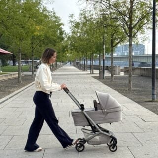 🌟Nouvelle star des balades : la poussette Fame Cabin de @maxicosi_eu ✨

Allure élégante, confort haut de gamme et pliage ultra compact — la Fame Cabin redéfinit l’art de la mobilité avec bébé.
Homologuée bagage cabine, elle vous suit partout sans compromis entre style et praticité 💁‍♀️

💡 Un concentré d’innovation pensé pour les parents citadins… et les voyageurs dans l’âme 🌍

👉 Envie de la découvrir en vrai ? Passez en magasin pour l’essayer ! 💕

Et dites-nous en commentaire : où partirez-vous pour sa première virée ? 😍

#MaxiCosi #FameCabin #nouveauté #poussettebebe #parentsnomades #baladeavecbebe #equipementbebe #aubert #babytravel #parentlife #poussettecompacte #avion #voyages #confort