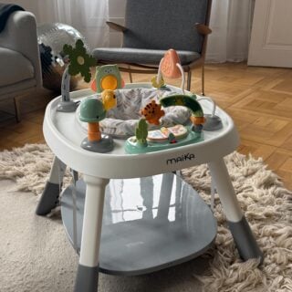🎄✨ Le cadeau parfait pour émerveiller bébé !

Découvrez le Centre d’Éveil “Le Petit Zoo” de Maïka : un vrai safari sensoriel où bébé peut jouer, tourner… et grandir en toute sécurité 🐯🦒💛

Avec son siège pivotant à 360°, ses jouets d’éveil amovibles, son sauteur intégré et ses 3 niveaux de hauteur, bébé s’amuse tout en développant coordination, motricité et imagination.
Et le meilleur ? Quand il grandit, Le Petit Zoo se transforme en table d’activités évolutive : surface lisse, table de construction, espace créatif… un compagnon qui suit bébé longtemps ! 🌟

🎁 Une super idée cadeau de Noël pour offrir des heures de découvertes et d’émerveillement aux tout-petits dès 6 mois.

#Maïka #Aubert #LePetitZoo #IdéeCadeauNoël #ÉveilBébé #JouetÉvolutif #Safari #jouet #éveil #Bébé #jouer #créer #Noël #ideecadeau