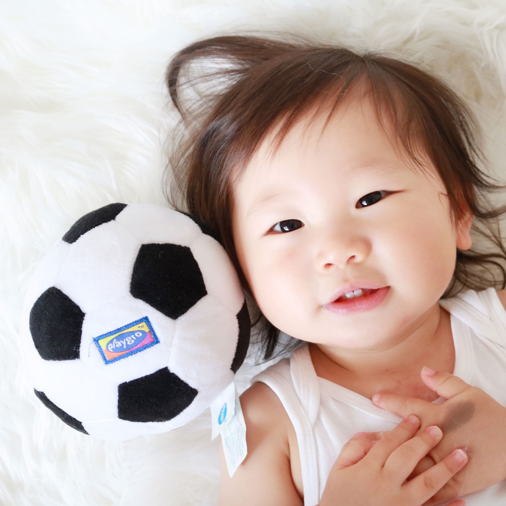 Mon Premier Ballon De Football Blanc Et Noir De Playgro Playgro Aubert