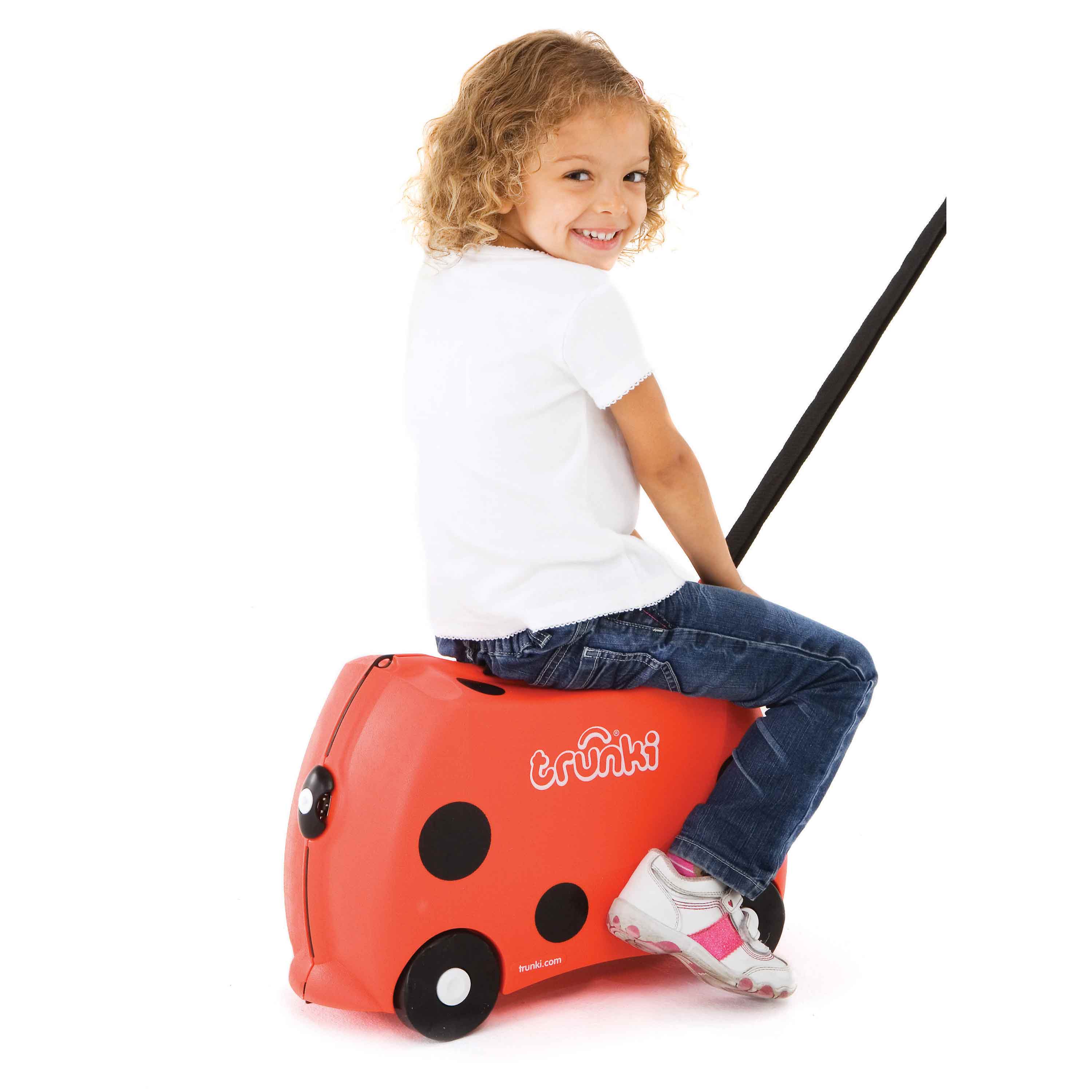 Детский чемодан с сиденьем. Trunki Божья коровка. Чемодан на колесиках транки. Чемодан транки детский. Чемодан Trunki на колесиках.