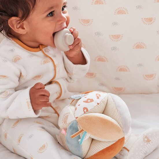 Babou & Kendi Balle Sensorielle Bleu, Beige et Blanc  de Noukies Babou & Kendi Balle Sensorielle Bleu, Beige et Blanc  de Noukies