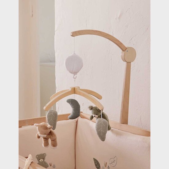 Mobile musical avec bras en bois Fluffy, Orso et Lily   de Noukies Mobile musical avec bras en bois Fluffy, Orso et Lily   de Noukies