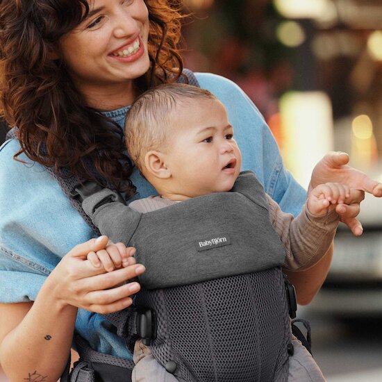 Bavoir pour porte-bébé Harmony Gris clair  de BabyBjörn Bavoir pour porte-bébé Harmony Gris clair  de BabyBjörn