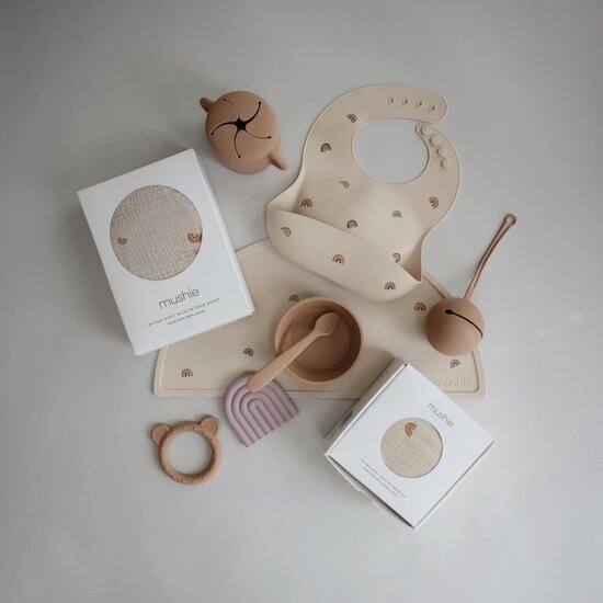 Bavoir en silicone Rainbow  de mushie