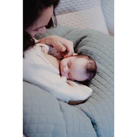 Coussin d'allaitement Big Flopsy™ Sage Green  de Béaba Coussin d'allaitement Big Flopsy™ Sage Green  de Béaba