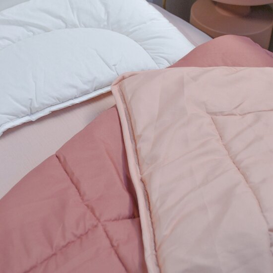 Couette bicolore Blush / Ash Rose 100 x 140 cm de P'tit Dodo