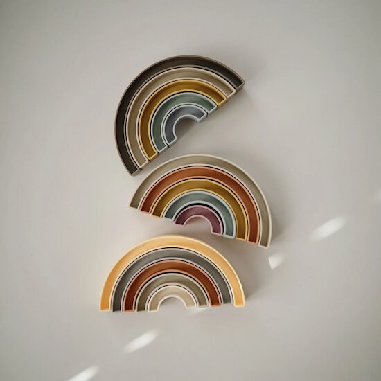 Jouet à empiler Arc-en-ciel   de mushie