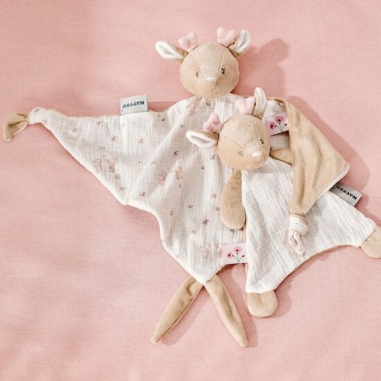 Maxi doudou biche en gaze de coton Fanfan Rose  de Nattou