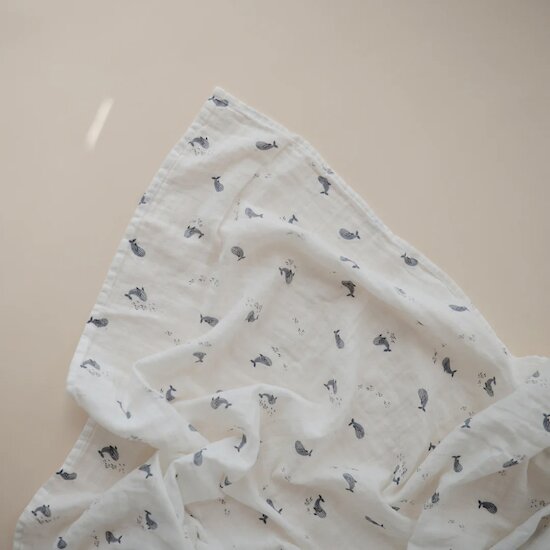 Maxi lange mousseline en coton bio Whales  de mushie Maxi lange mousseline en coton bio Whales  de mushie