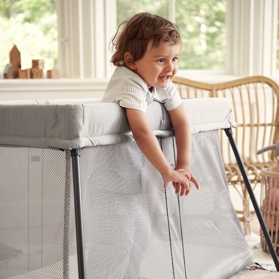 Babybjorn Light : lit parapluie léger et compact - BabyBed