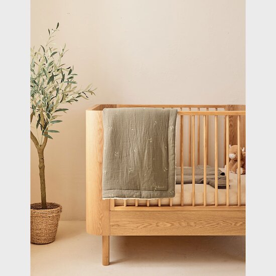 Couverture brodée en gaze de coton bio Kaki 100 x 140 cm de Noukies Couverture brodée en gaze de coton bio Kaki 100 x 140 cm de Noukies