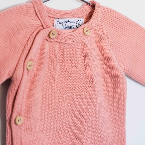 Brassière Petits Chats Bouton de rose  de La Manufacture de Layette Brassière Petits Chats Bouton de rose  de La Manufacture de Layette