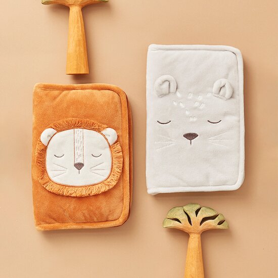 Babou & Kendi Protège carnet de santé en Veloudoux Kendi  de Noukies Babou & Kendi Protège carnet de santé en Veloudoux Kendi  de Noukies