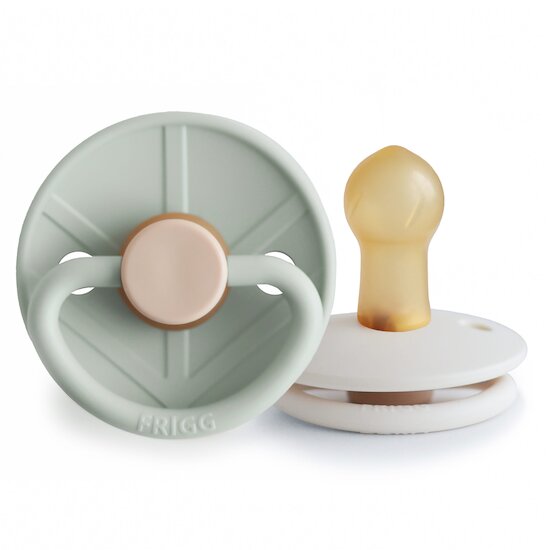 Lot 2 sucettes en latex Little Viking sage / cream  de Frigg Lot 2 sucettes en latex Little Viking sage / cream  de Frigg