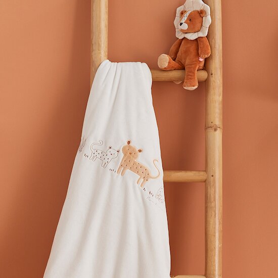 Babou & Kendi Couverture en Veloudoux Babou 75 x 100 cm de Noukies Babou & Kendi Couverture en Veloudoux Babou 75 x 100 cm de Noukies