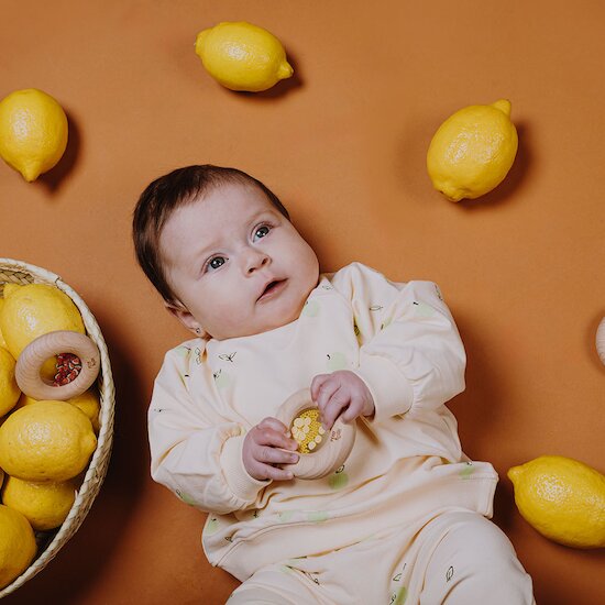 Hochet sensoriel Donuts en bois Lemons  de Petit Boum