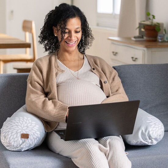 Coussin d'allaitement Big Flopsy™ jersey de coton Flower Gris  de Béaba