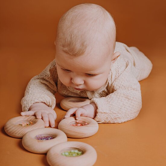 Hochet sensoriel Donuts en bois Carrots  de Petit Boum