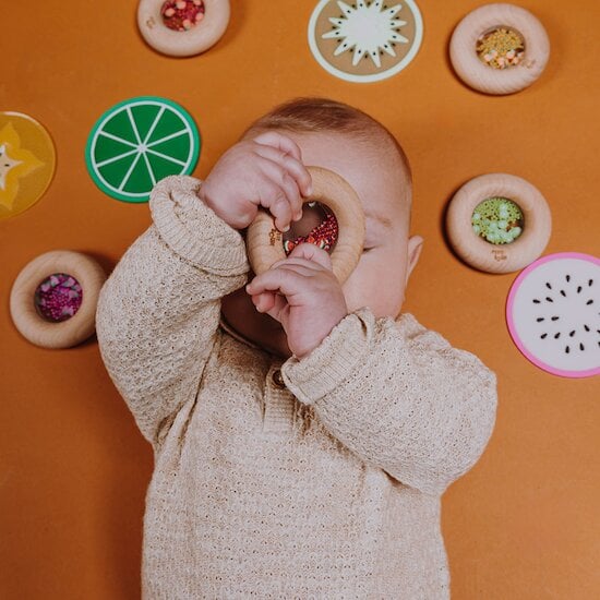Hochet sensoriel Donuts en bois Strawberries  de Petit Boum