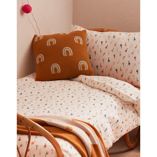 Tiga, Stegi & Ops Coussin tricot en jacquard BIO Ocre  de Noukies Tiga, Stegi & Ops Coussin tricot en jacquard BIO Ocre  de Noukies